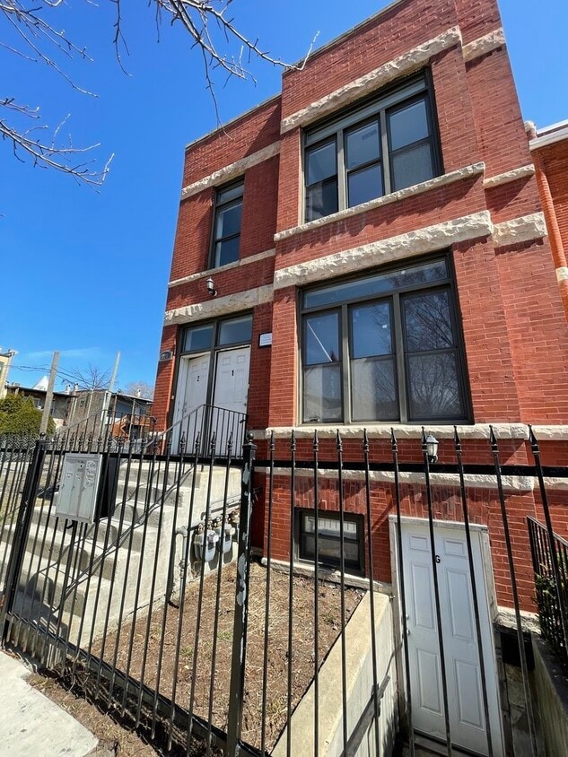 321 S Whipple St Unit 2, Chicago, IL 60612 Room for Rent in Chicago