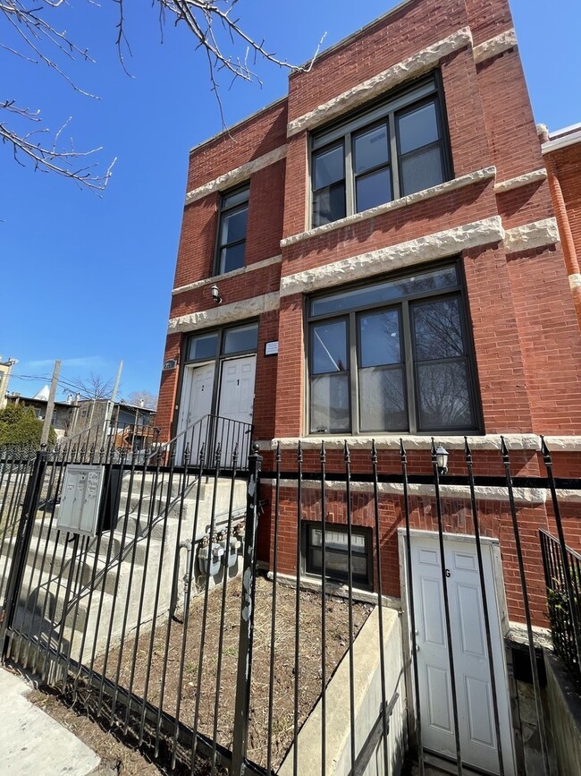 Building Photo - 321 S Whipple St