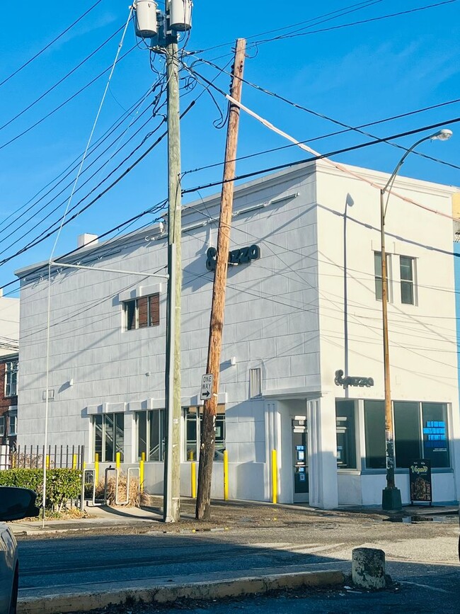 Building Photo - 308 N Laurel St