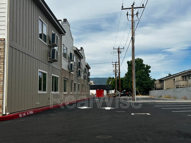 Building Photo - 1935 W Table Rock Rd