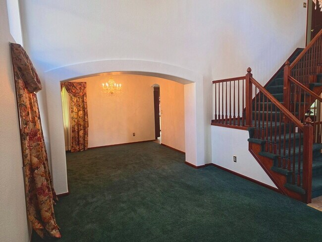 Foto del edificio - 5 Bedroom/ 4 Bath Two-Story in Governors Place