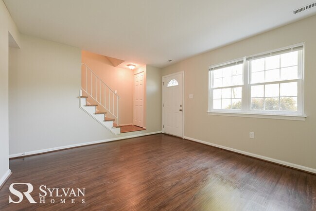 Building Photo - Charming 3BR 1.5BA townhome