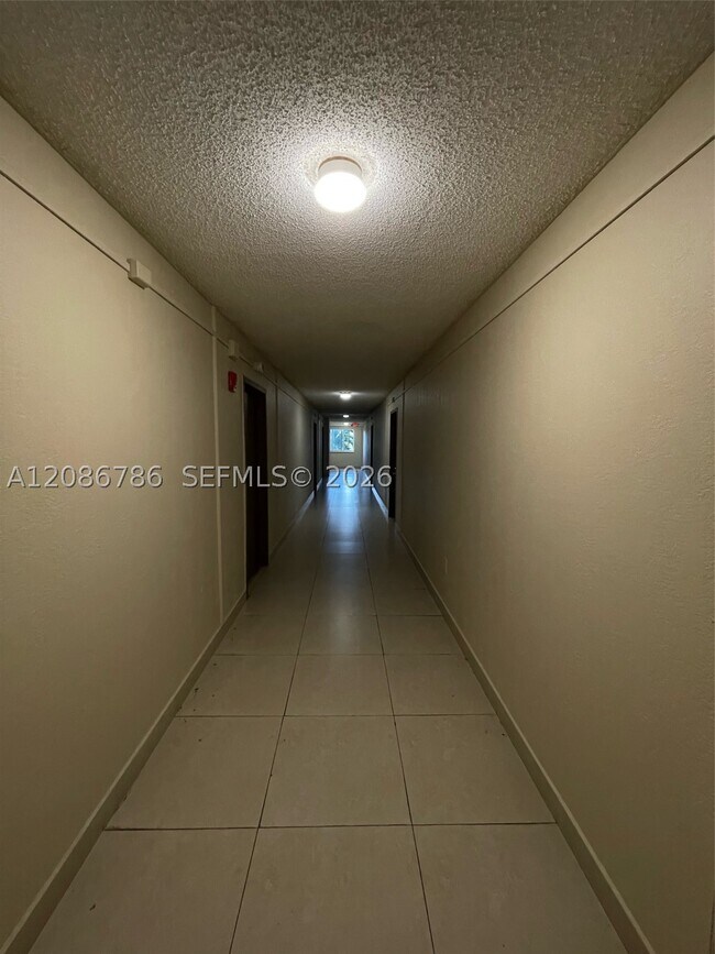 Foto del edificio - 6950 Miami Gardens Dr