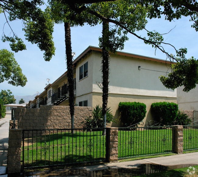 Building Photo - 556 W Vesta St