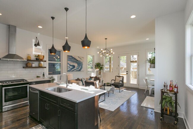 Building Photo - 4 Bed, 3 Bath Home w/  2 Car Garage in The...