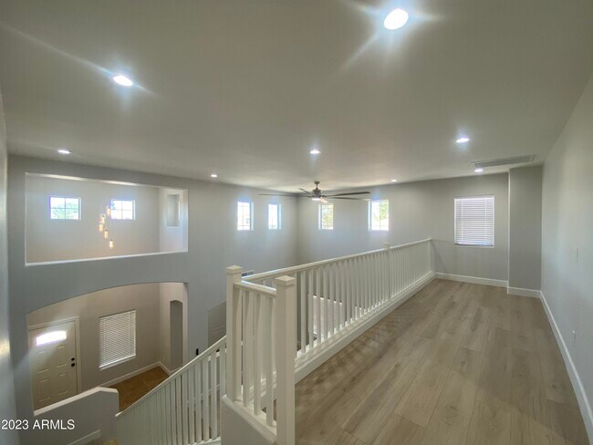 Foto del edificio - 4909 E Colonial Dr