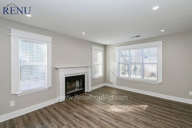 Building Photo - Now available 4 bedrooms 3 baths