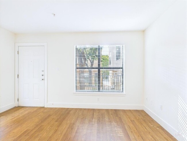 Foto del edificio - 711 W 32nd St
