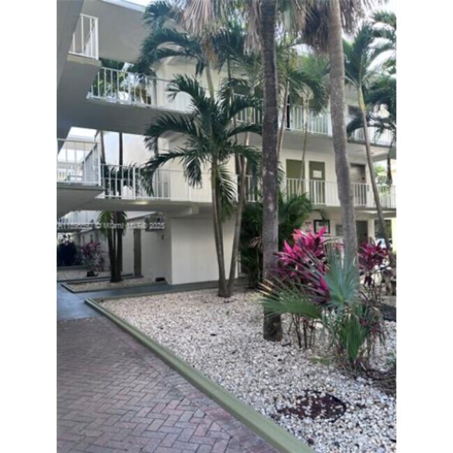Foto del edificio - 4235 N University Dr