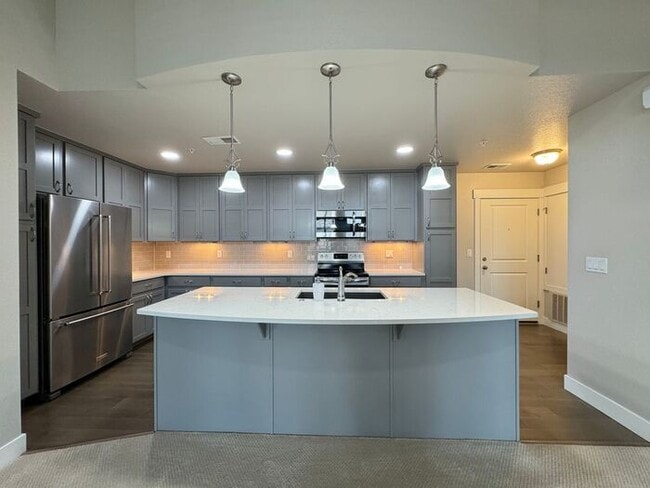 Building Photo - Beautiful Top Floor Condo-The Flats at Rig...