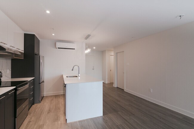 Building Photo - 9675 Av. Papineau