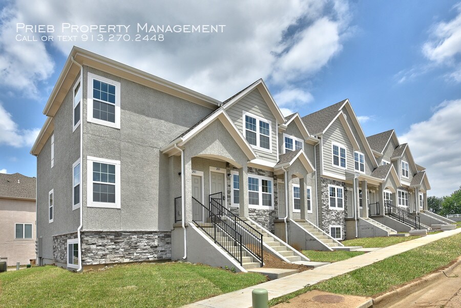 Foto principal - Prairie Haven Townhome - Available July 16th