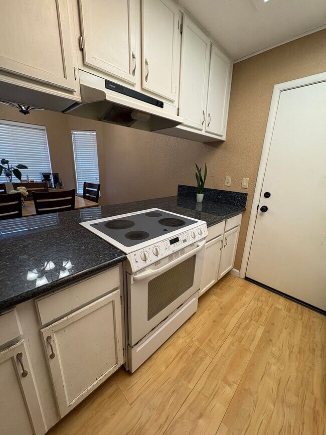 Foto del edificio - 3 Bed 2 Bath in South Davis Near Mace Ranch and Nugget Markets