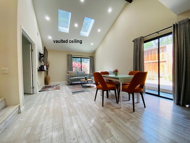 Building Photo - 4267 Tiburon Dr