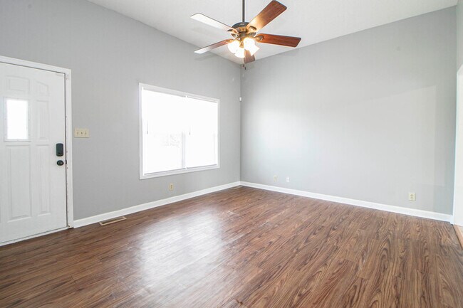 Building Photo - 1212 Kendall Dr