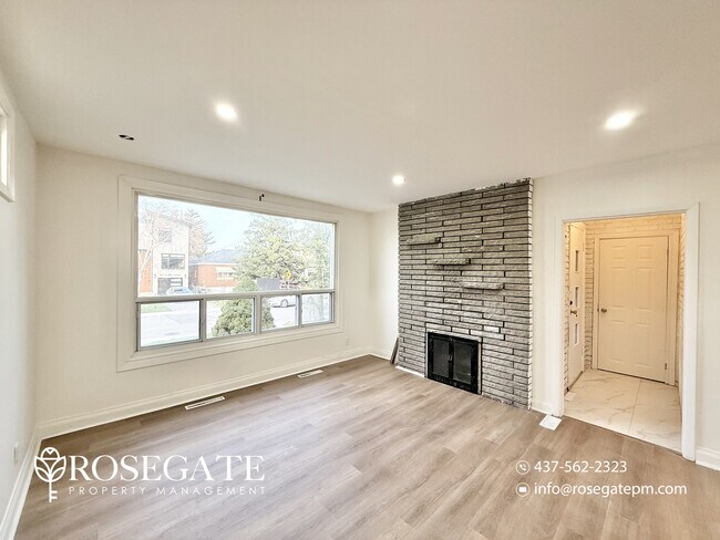 Photo du bâtiment - Spacious 3-Bedroom Main Level Home with Backyard, Garage & 3 Parking – Scarborough