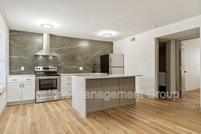 Foto del edificio - 3711 S Indianapolis Ave