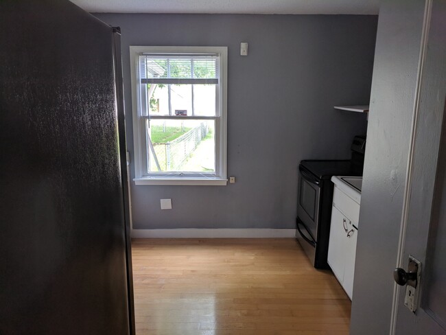 Building Photo - A great 3 bedroom, 1 bath with nice applia...