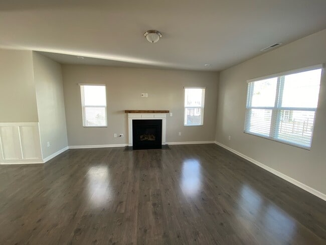 Building Photo - Stunning 3 bedroom home!