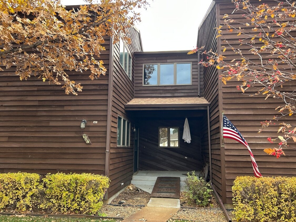 Building Photo - Spacious 3 bed 2 bath Retreat!