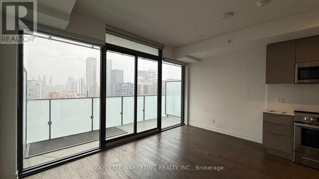 Building Photo - 25 Richmond St E