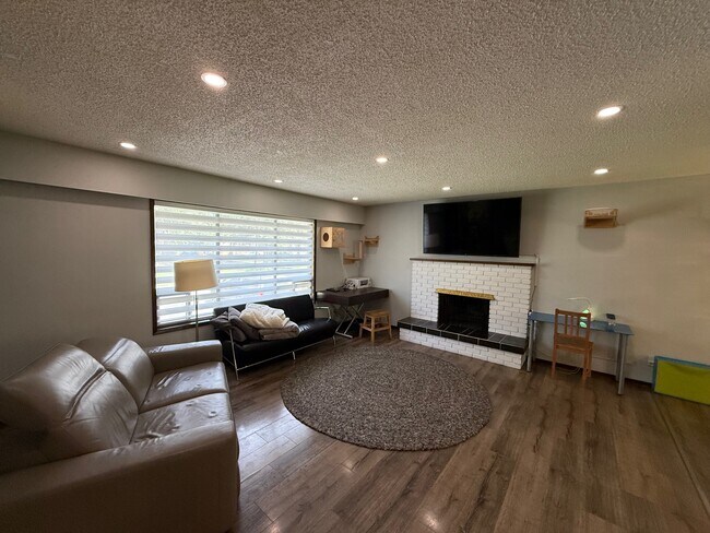 Building Photo - 260 Robertson Crescent