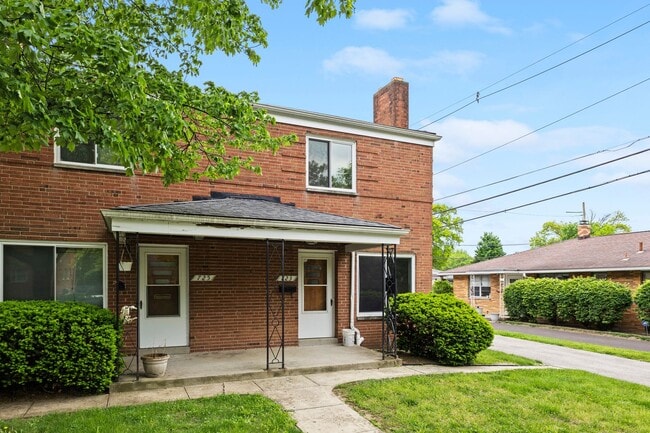 Building Photo - 723 Village Dr