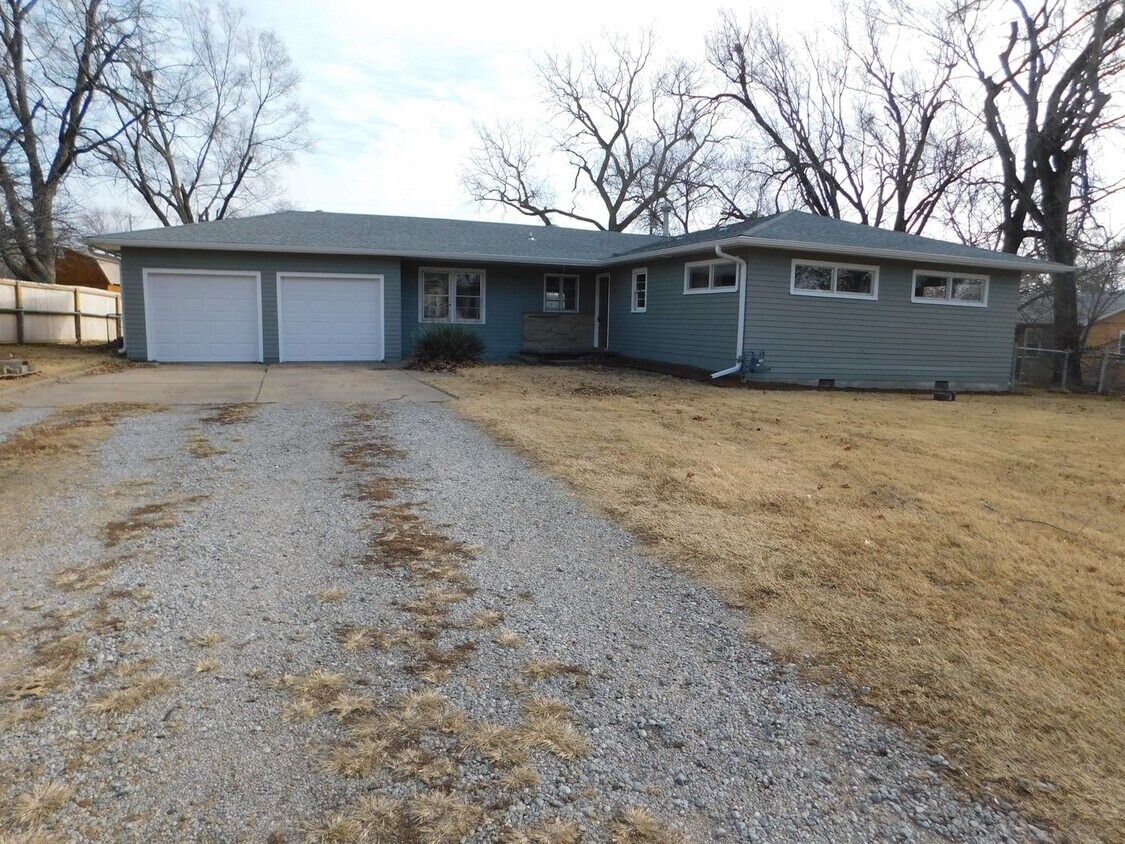 Hard to find 4 bed, 2 bath Home in El Dora... House Rental in El Dorado, KS