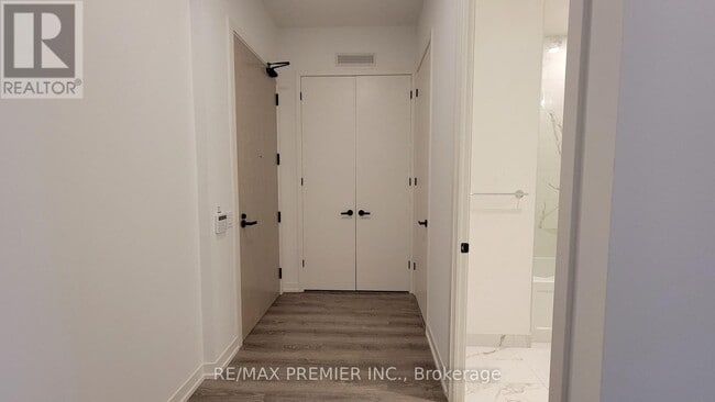 Photo du bâtiment - 8 Interchange Wy