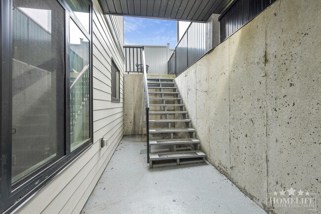 Building Photo - Bright 2 Bedroom Legal Basement Suite | Utilities Included | Prime Delta Location