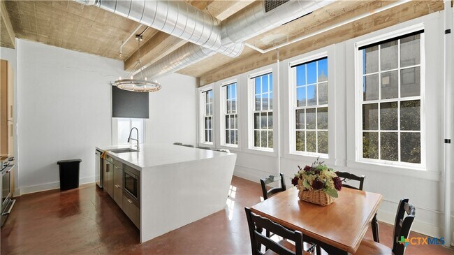 Foto del edificio - 222 Losoya St