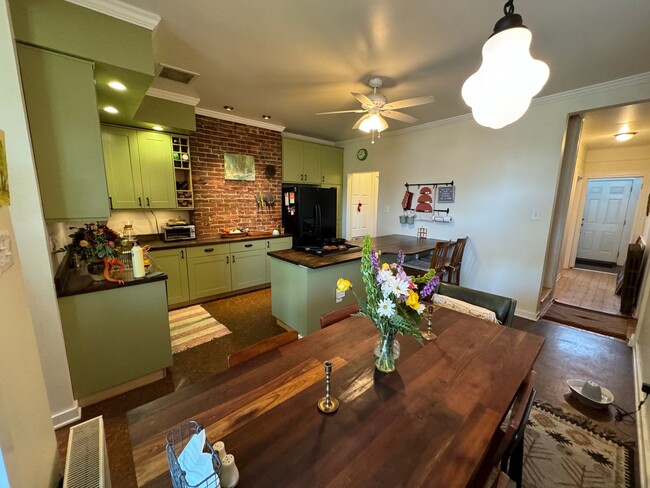 Foto del edificio - Stylish 3 Bedroom 1.5 Bathroom Home with G...