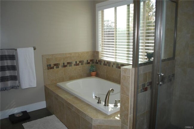 Building Photo - Beautiful home in very desirable neighborhood
