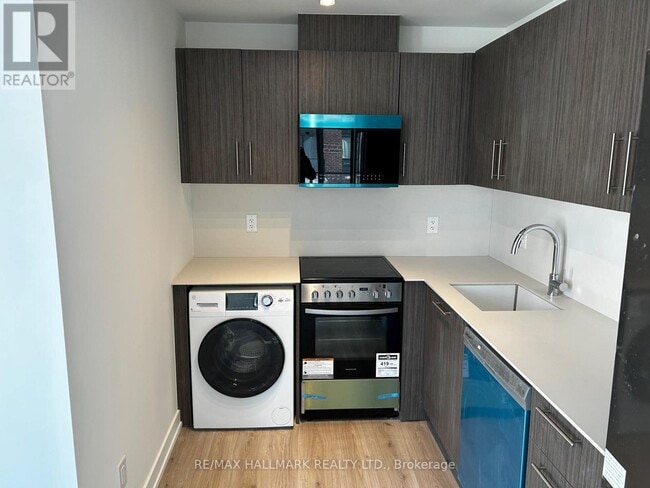 Building Photo - 871 Sheppard Ave W