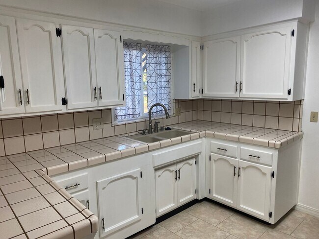 Foto del edificio - Cute home for rent in Visalia!