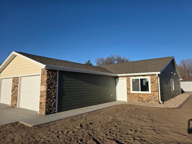 Building Photo - 2519 N Engleman Rd