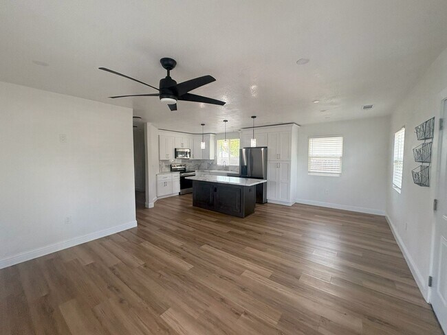 Foto del edificio - Available NOW Recently Renovated 3BR/3BA Home with Modern Finishes & Spacious Backyard Near Downt...