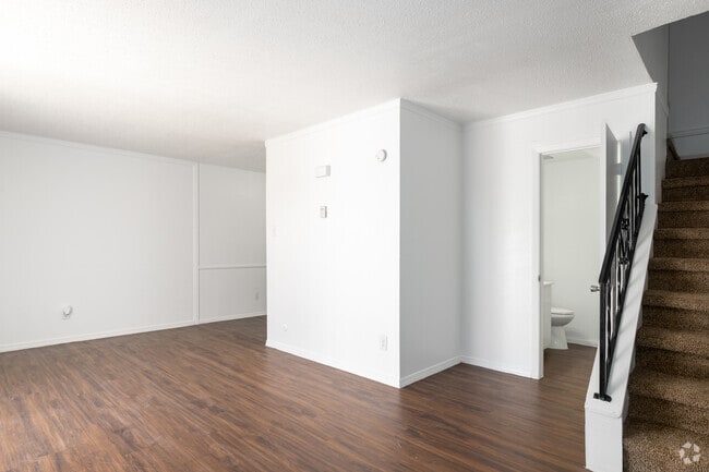 2 habitaciones, 1.5 baños - 1100 pies cuadrados - Sala de estar - Fairbanks Apartments