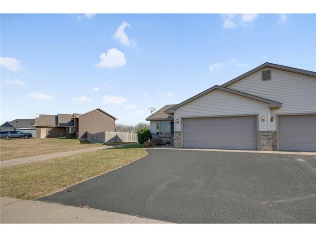 Building Photo - 1027 Tamarack Pl