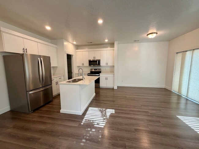 Building Photo - Move In Special — 1 Month Rent Free | Updated 3 Bed 2.5 Bath Townhome for Rent in North Ogden