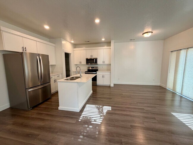 Foto del edificio - Move In Special — 1 Month Rent Free | Updated 3 Bed 2.5 Bath Townhome for Rent in North Ogden