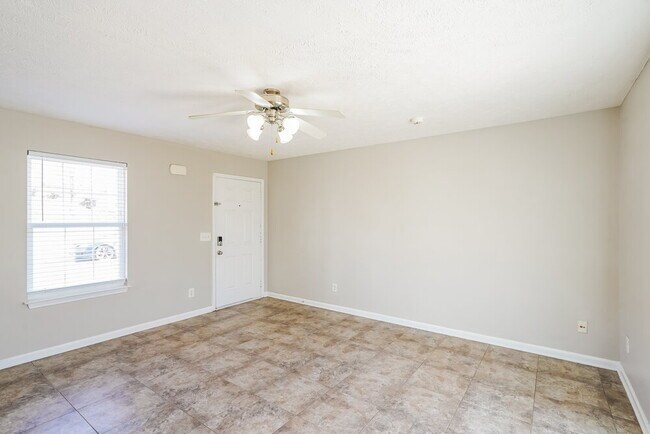 Building Photo - 127 Lyndhurst Dr