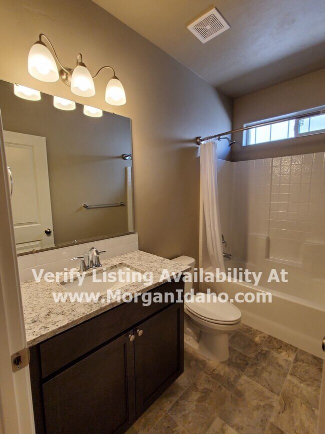 Building Photo - Newer home w/ split floor plan, granite co...