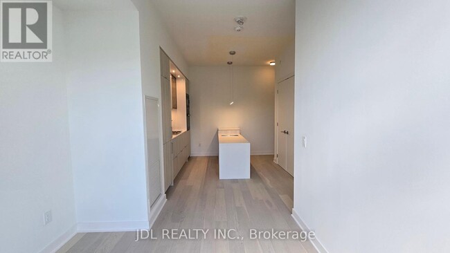 Building Photo - 11-5411 Yorkville Ave