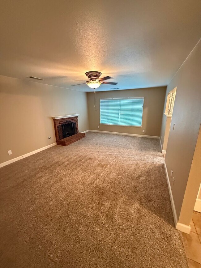 Building Photo - Great property