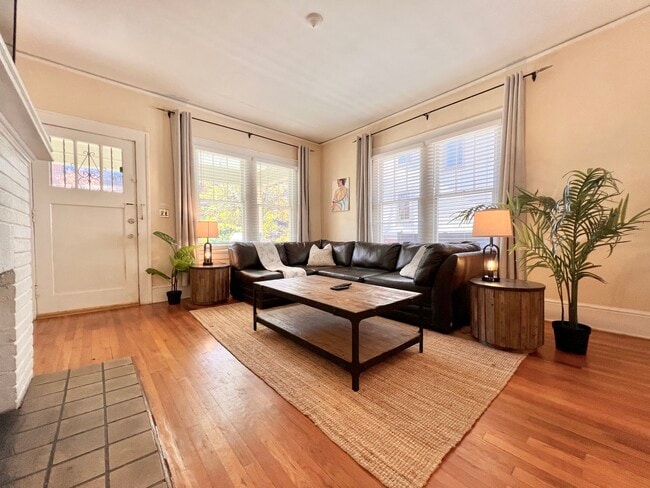 Photo - 696 Highland Ave NE House