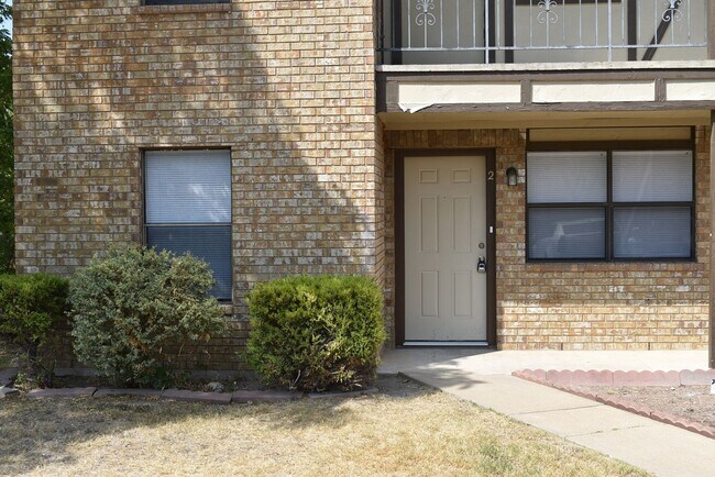 Building Photo - 221 W Robin Ln