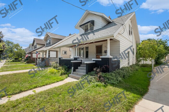 Building Photo - 1519 Widdicomb - Unique and cozy home