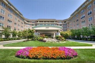 Building Photo - 300 E Overlook