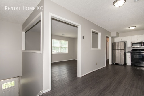 Building Photo - Remodeled 3-bed / 1-bath Second-Floor unit...